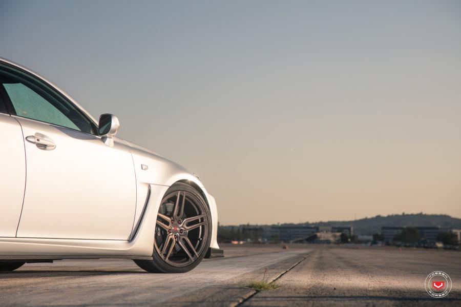 Детали экстерьера Lexus IS F on Vossen Wheels (HC-1) 2017 года  (фото 7 из 21)